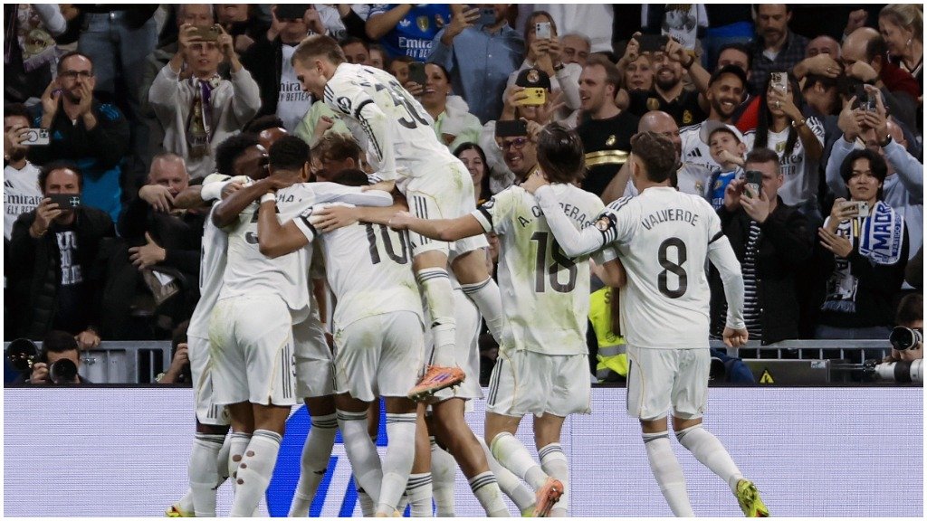 El Madrid celebra el triunfo ante el Valencia. (Foto: EFE)