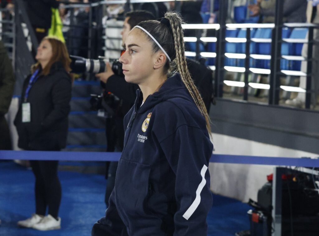 Athenea del Castillo saltando al césped del Alfredo Di Stéfano.