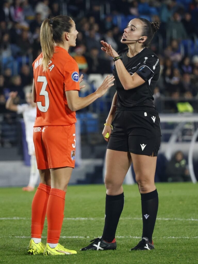 Ainhoa Moraza y la árbitra María Gloria Planes Terol. 