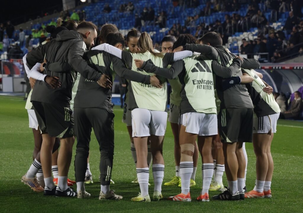 El Real Madrid reunido durante el calentamiento. 