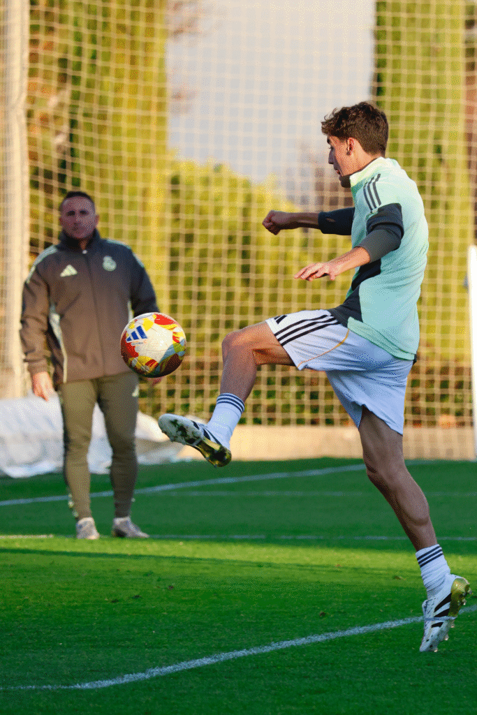 Gabriel Castrelo rematando durante el calentamiento