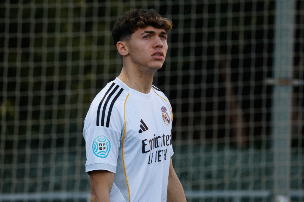 Thiago Pitarch saltando al terreno de juego en Valdebebas