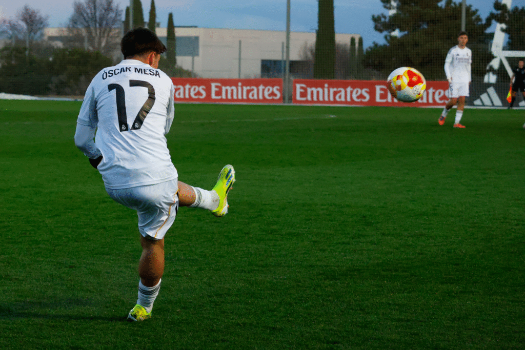 Óscar Mesa en una falta durante el partido