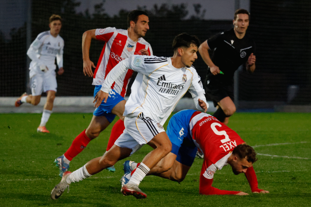 Enrique Herrero, en carrera, durante el Real Madrid C - Navalcarnero