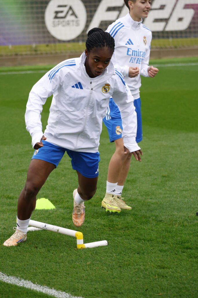 Linda Caicedo en el entrenamiento previo de Champions ante el Football Club Twente