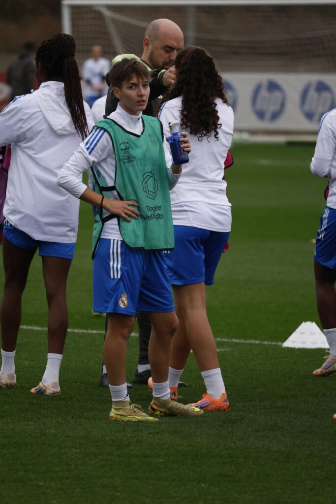 Pau Comendador bebiendo agua en el entrenamiento previo de Champions ante el Twente