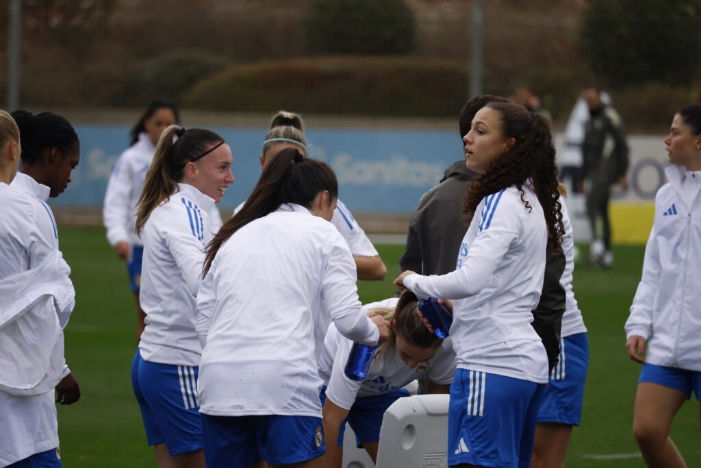 Las jugadoras Del Real Madrid bebiendo agua en el entrenamiento previo de Champions ante el Twente