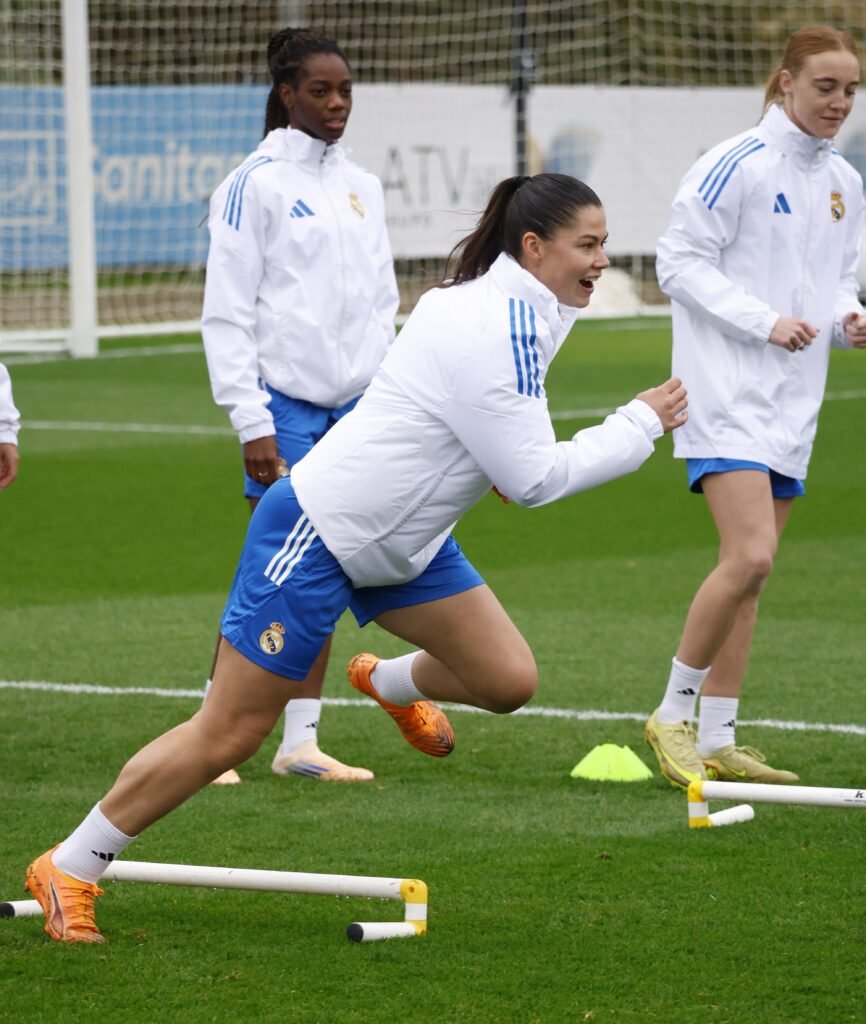 María Méndez, en carrera, durante  el entrenamiento previo de Champions ante el Twente