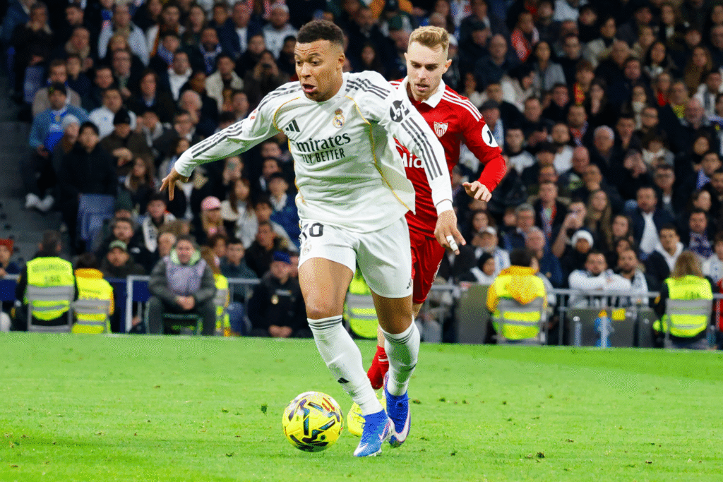 Mbappé y Peque, durante el Real Madrid - Sevilla
