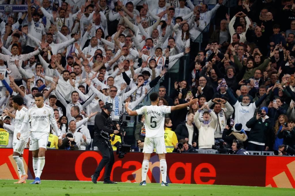 Jude Bellingham celebra con su mítica celebración con la grada del Bernabéu