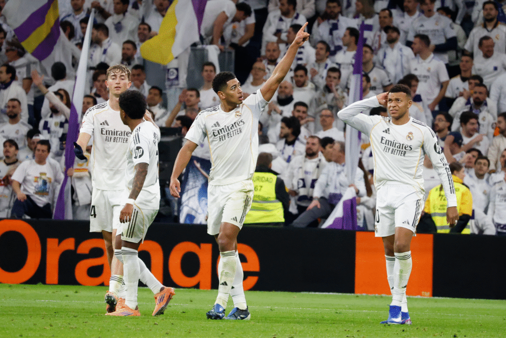 Jude Bellingham señalando al palco donde se encuentra su familia tras el gol ante el Sevilla