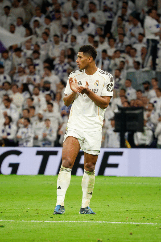 Jude Bellingham aplaude a Vinicius tras su cambio