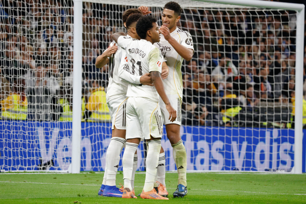 Jude Bellingham y Rodrygo celebran el gol de Kylian Mbappé ante el Sevilla