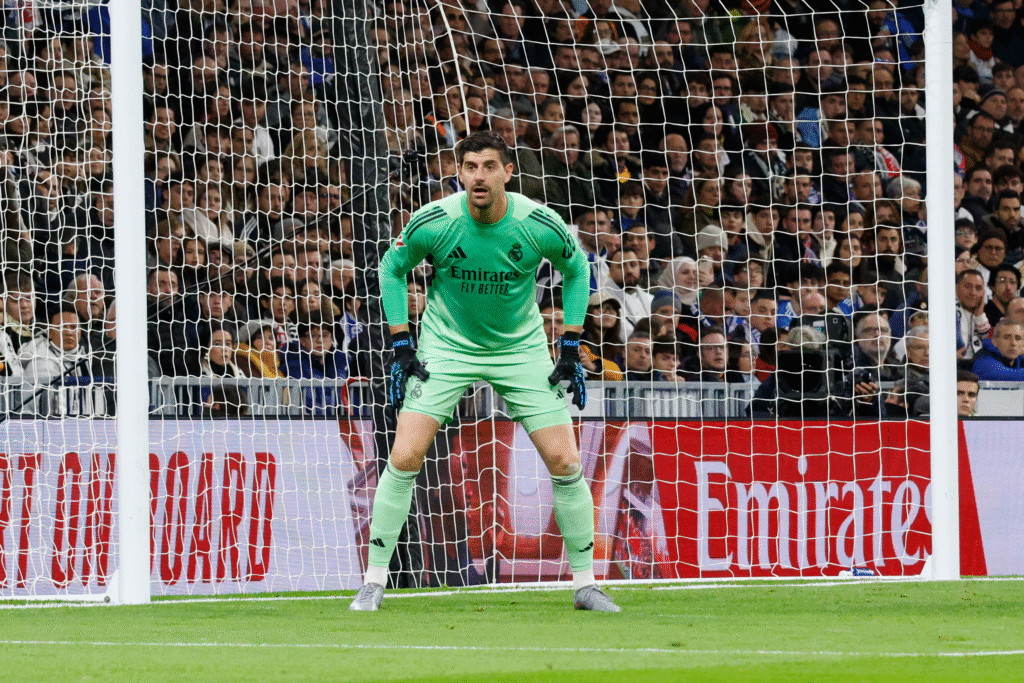 Thibaut Courtois, bajo palos durante el Real Madrid - Sevilla