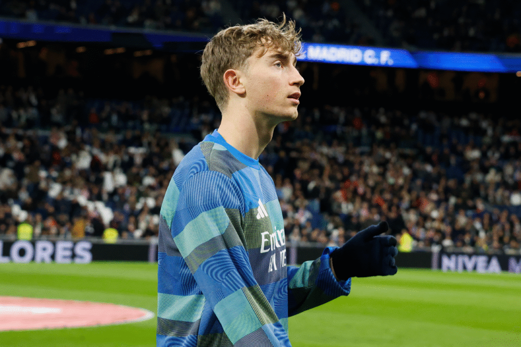 Dean Huijsen, durante el calentamiento previo al Real Madrid - Sevilla