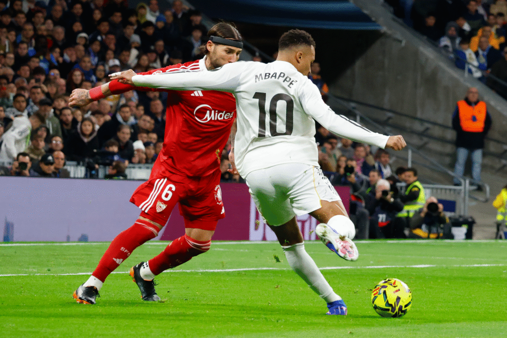 Kylian Mbappé ante Nemanja Gudelj, en el Real Madrid - Sevilla