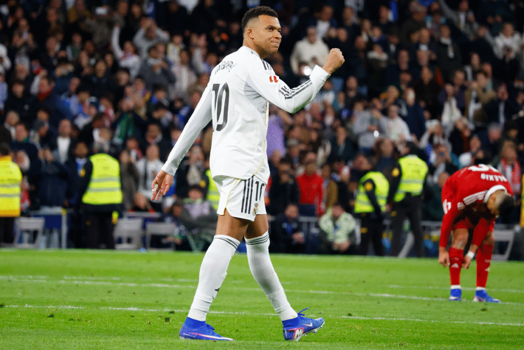 Kylian Mbappé celebra el gol ante el Sevilla con el puño en alto