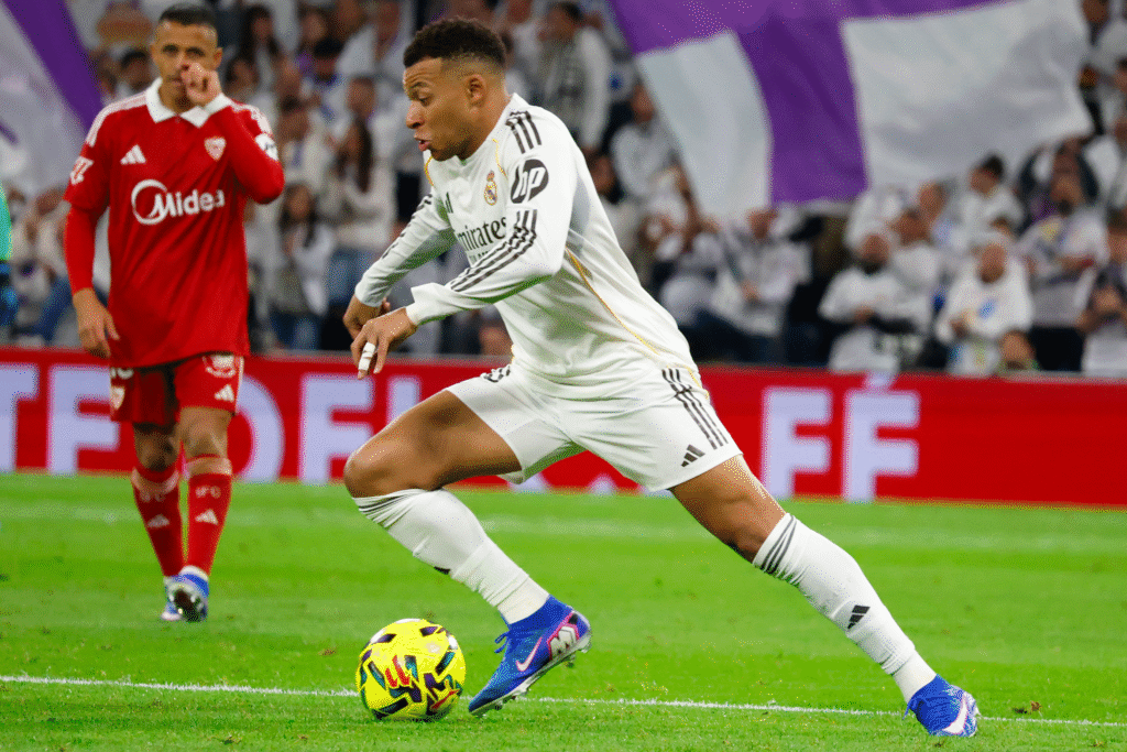 Kylian Mbappé, en carrera, durante el Real Madrid - Sevilla
