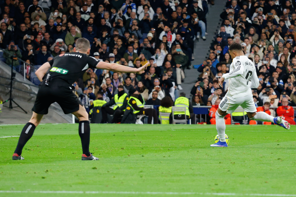 Kylian Mbappé tirando un penalti ante el Sevilla