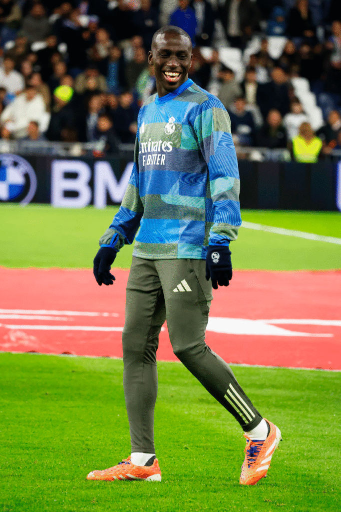 Ferland Mendy sonriente durante el calentamiento