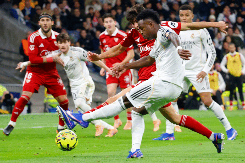 Vinicius disparando a la portería del Sevilla