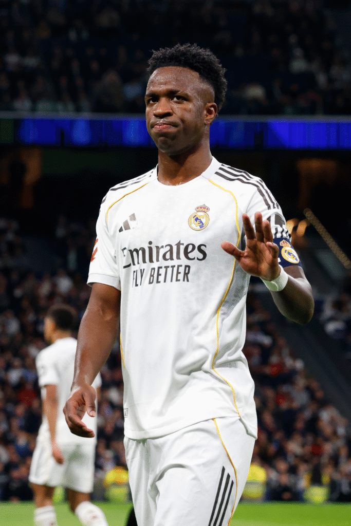 Vinicius saludando a aficiónanos del Real Madrid en el Santiago  Bernabéu