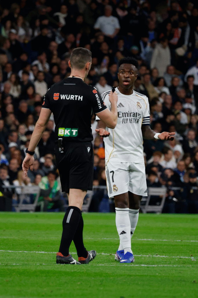 Vinicius con el árbitro González Quintero