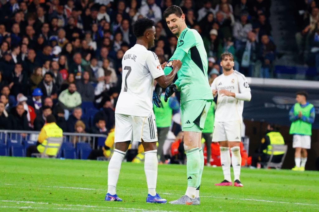 Vinicius le pasa el brazalete de capitán a Thibaut Courtois