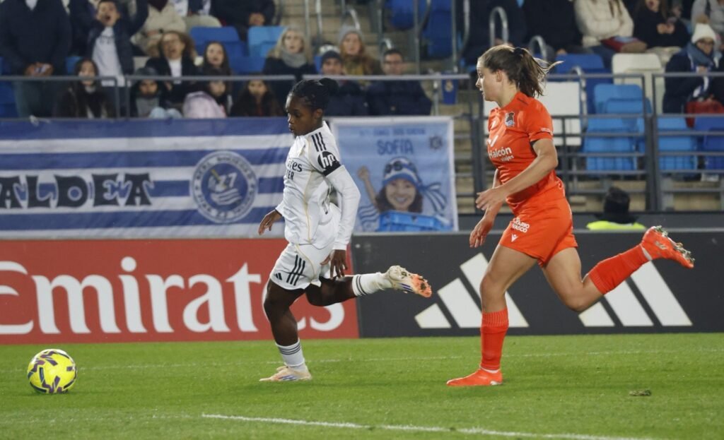 Linda Caicedo llegando al área pequeña de la Real Sociedad