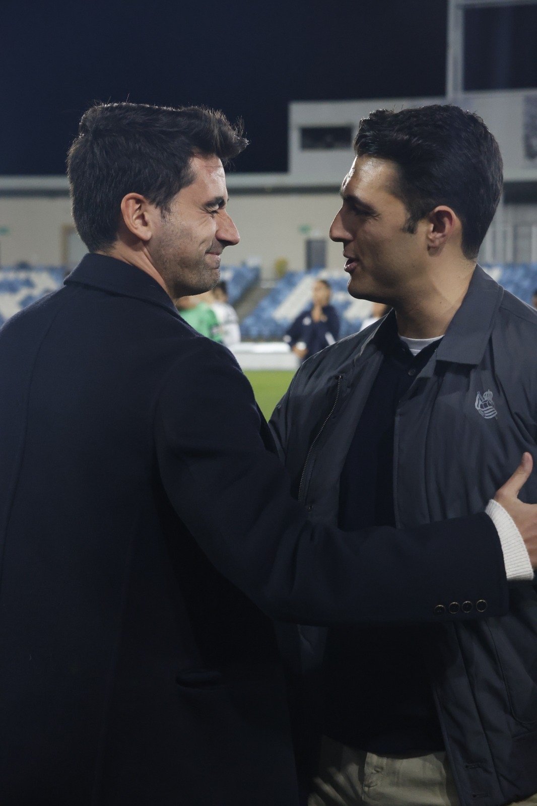 Pau Quesada y Arturo Ruiz saludándose antes del partido. 