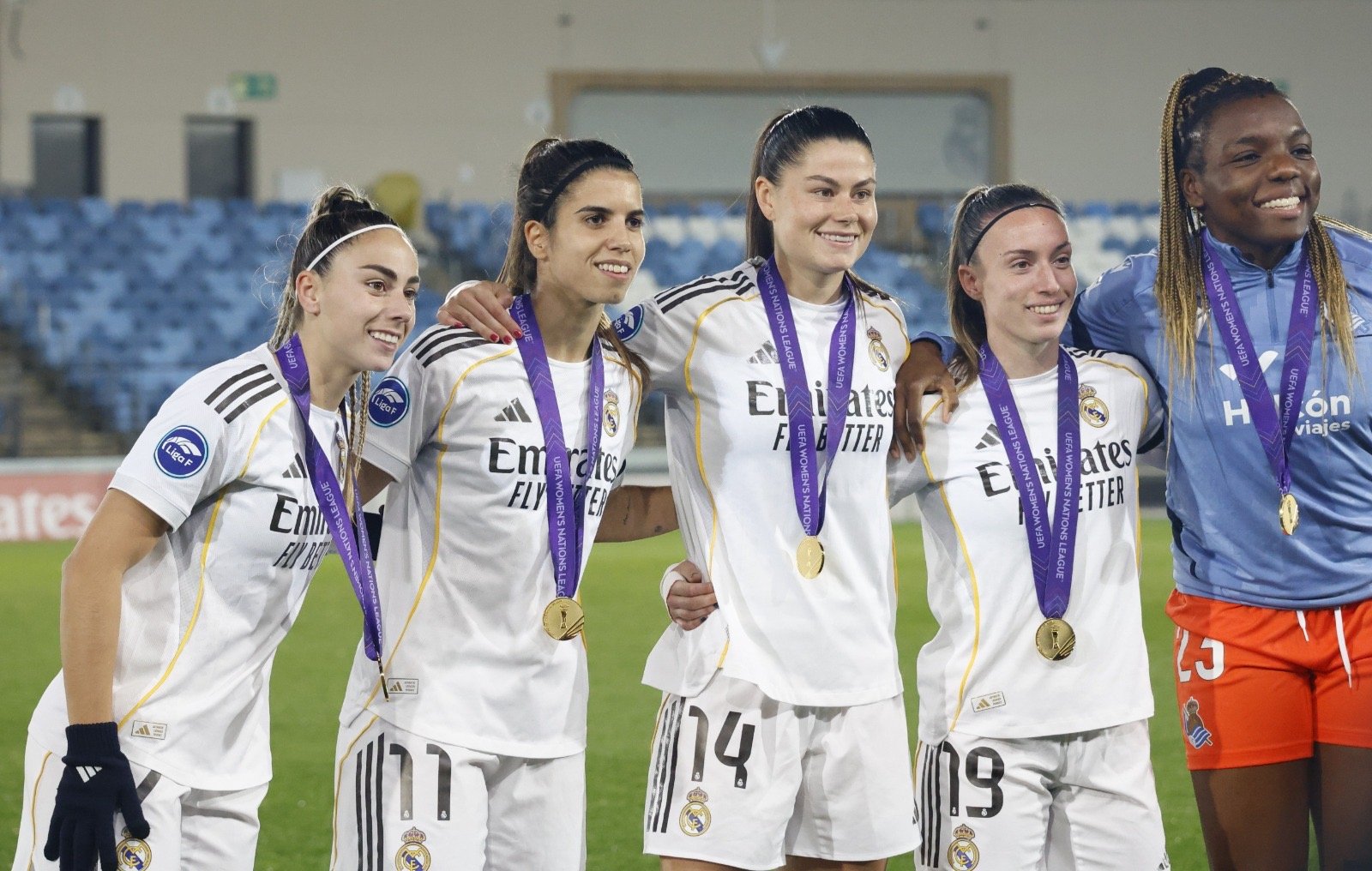 Athenea del Castillo, Alba Redondo, María Méndez, Eva Navarro y Edna Imade posando con la medalla de la UEFA Nations League. 