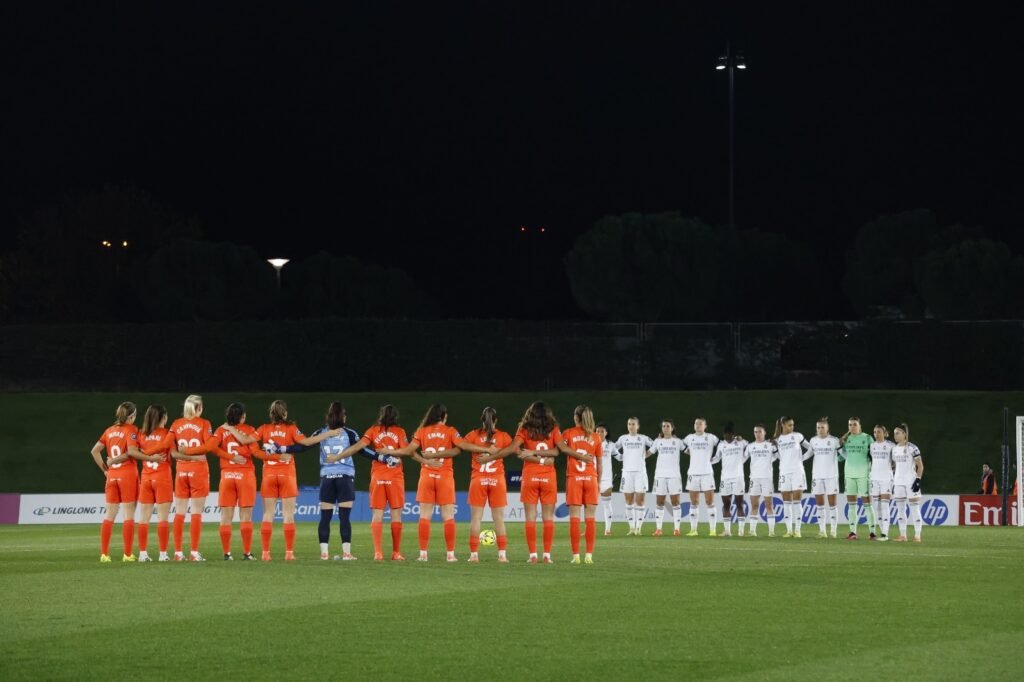 Las jugadoras respetan el minuto de silencio, durante el Real Madrid Femenino - Real Sociedad