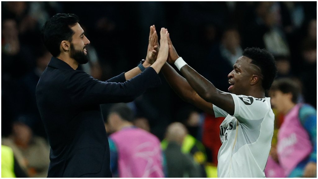 Vinicius celebrando su gol ante el Monaco con Álvaro Arbeloa