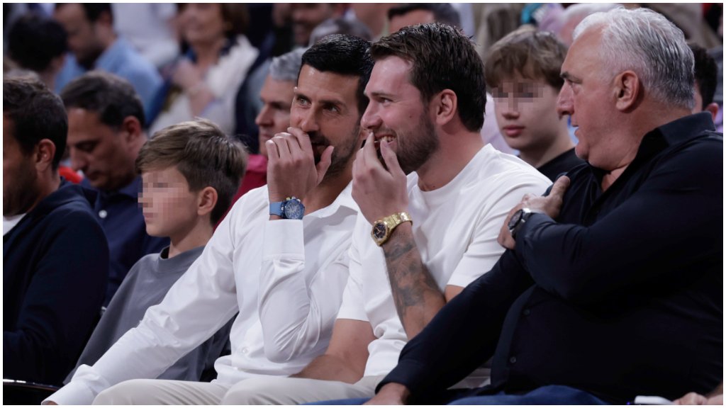 Luka Doncic y Novak Djokovic, viendo el Real Madrid - Estrella Roja. (Foto: EFE)