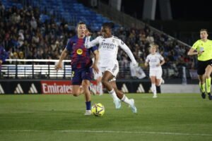 Linda Caicedo y Patri Guijarro, durante el partido