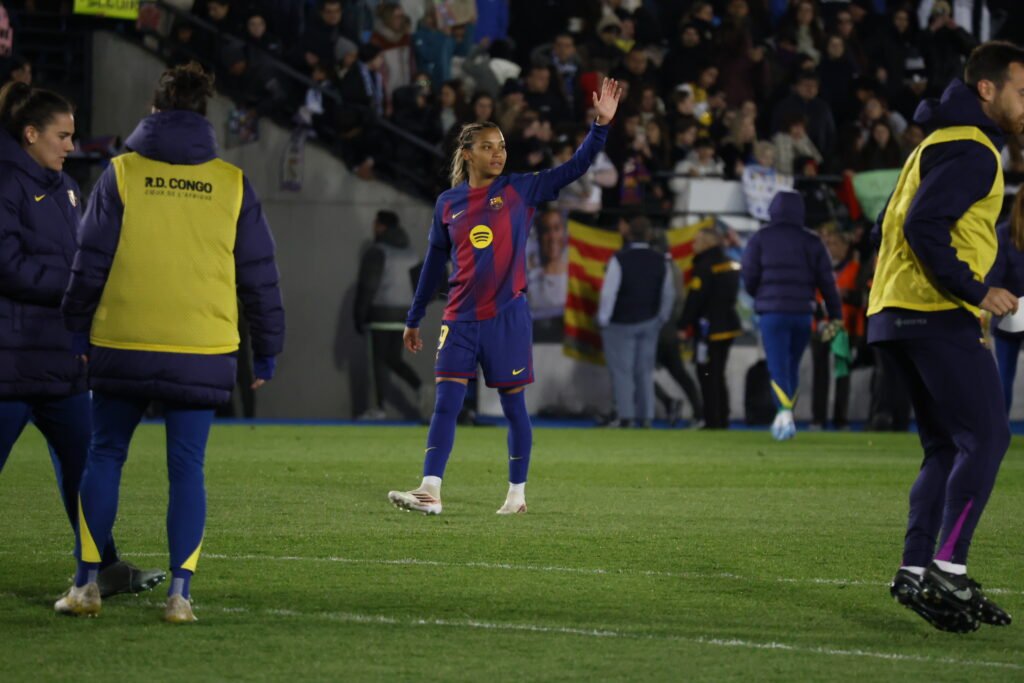 Vicky López, saludando a los aficionados tras la victoria 